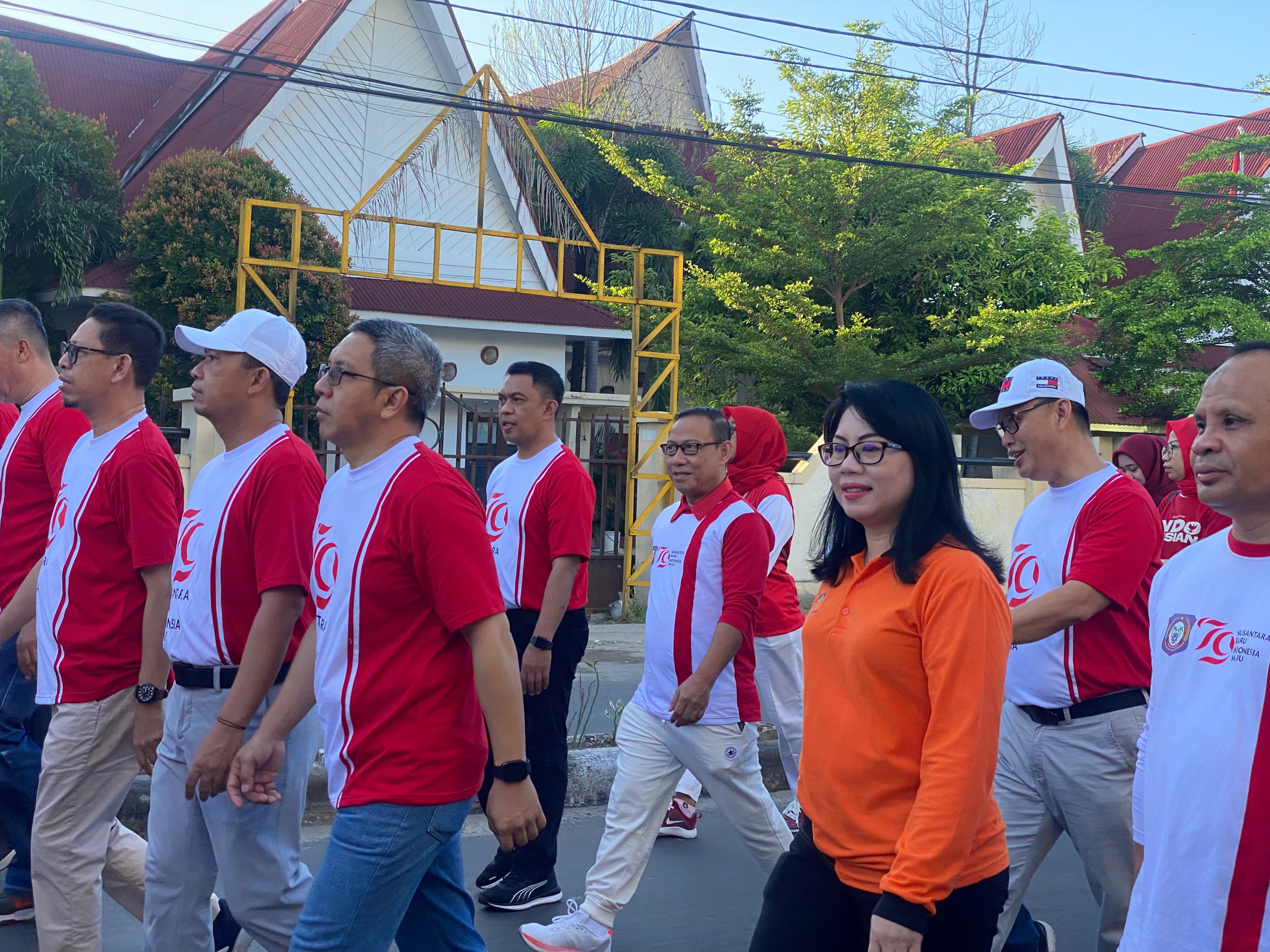 Kepala Divisi Administrasi, Veiby S. Koloay (memakai baju orange)